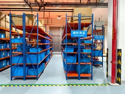 Paparan bengkel yang sibuk